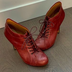 Vintage-inspired Leather Lace-up Ankle Boots with Stiletto Heel